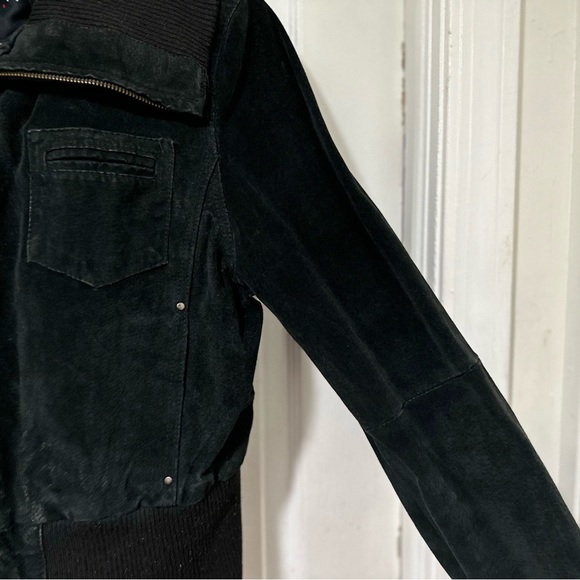This is a black denim jacket, it has 4 functioning pockets and zipper! - Picture 4 of 6